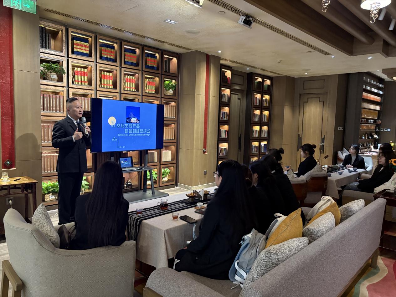 圍爐不夜話:跨越理性閾限,感知實(shí)踐之魂——2025級酒店管理專業(yè)認(rèn)知課程的